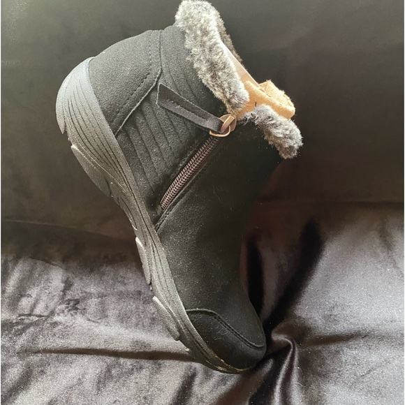 BOOTS (VELINOT). NEW IN BOX - Picture 2 of 5